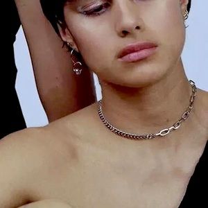 Silver modern chocker necklace.